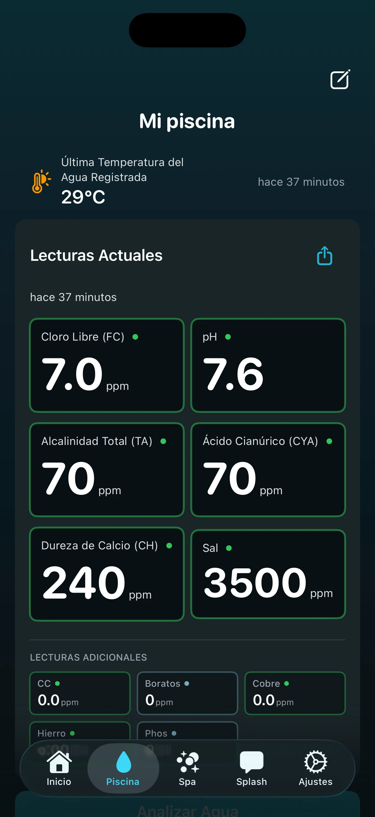 Pantalla de detalle de piscina de PoolFu mostrando lecturas actuales de química del agua para cloro, pH, alcalinidad y más