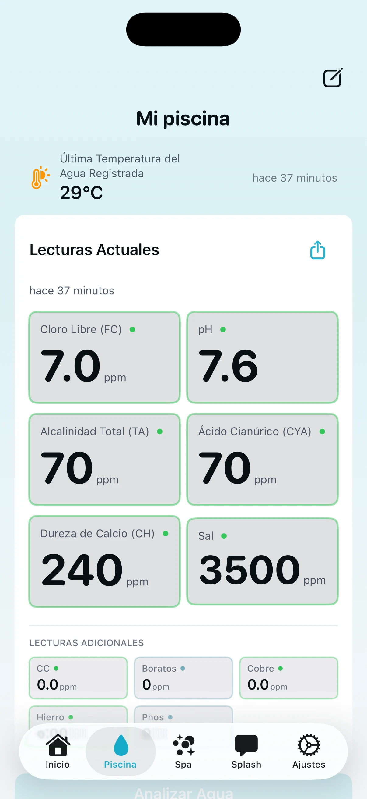 Pantalla de detalle de piscina de PoolFu mostrando lecturas actuales de química del agua para cloro, pH, alcalinidad y más